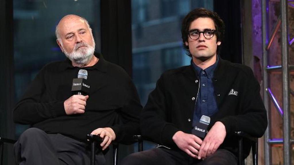 Rob Reiner y su hijo Nick durante una entrevista juntos.
