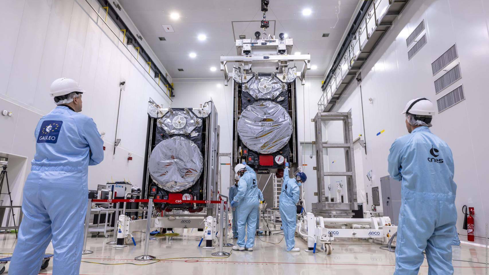 Sala blanca con los dos satélites Galileo