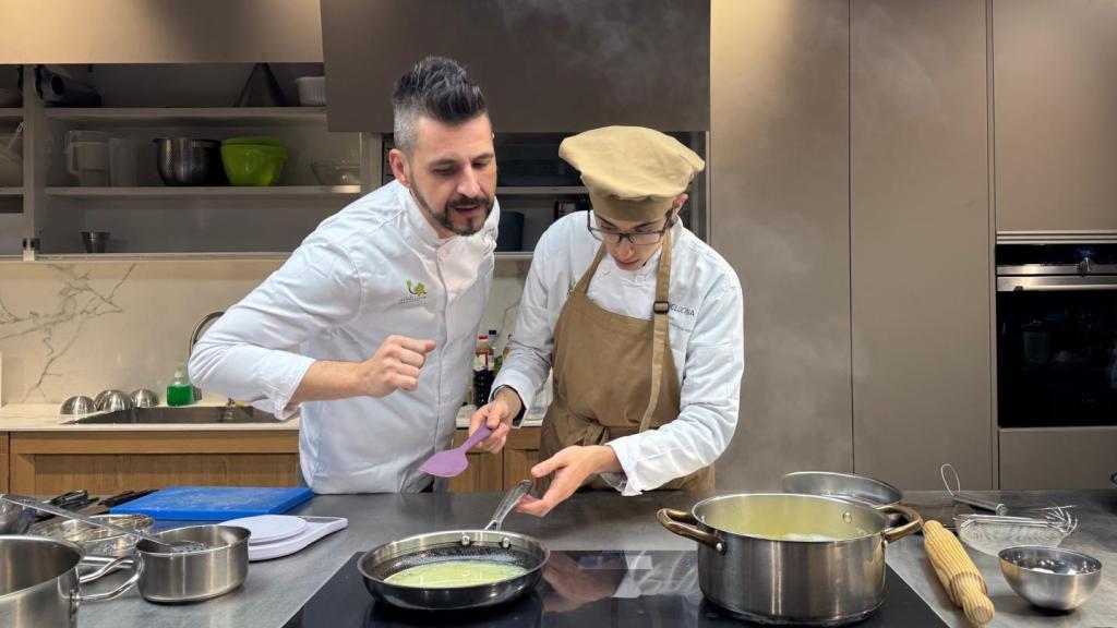 Un participante del concurso INCLUCINA con su mentor.