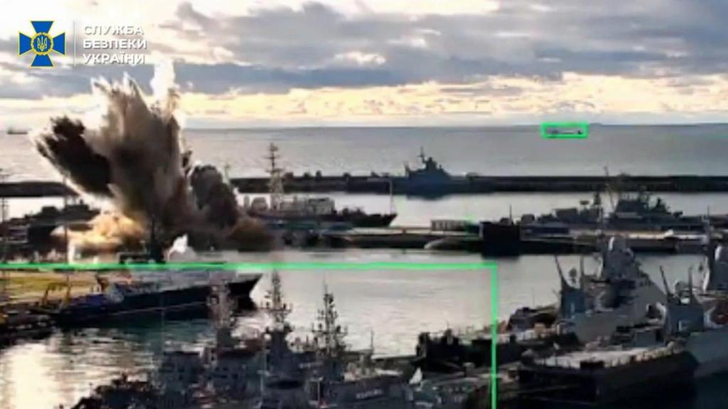 Momento en que los drones ucranianos impactan al submarino ruso estacionado en el Mar Negro.