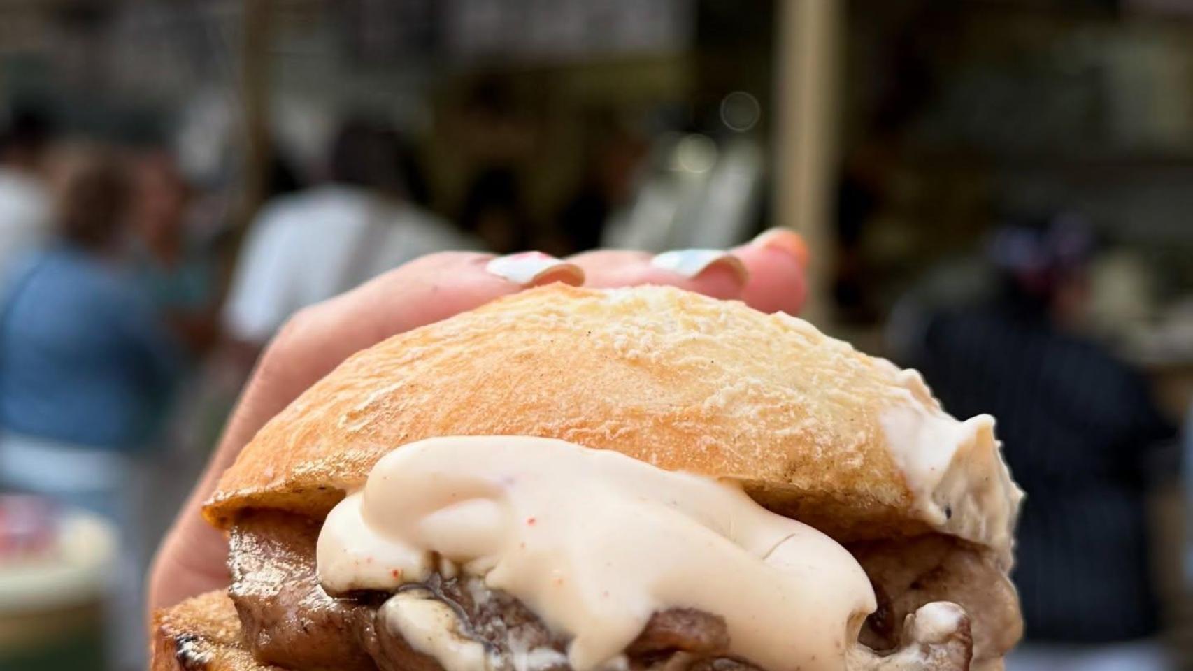 El mollete de lomo, alioli y tomate por el que todos visitan esta taberna en Salamanca