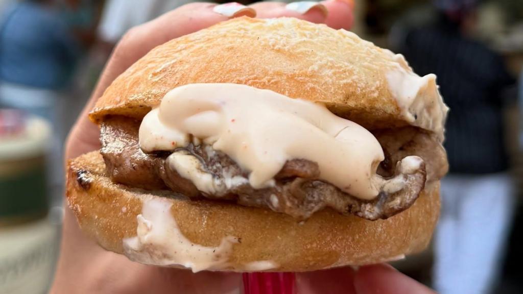 El mollete de lomo, alioli y tomate por el que todos visitan esta taberna en Salamanca