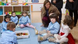 Natalia Chueca visitando un aula de infantil.