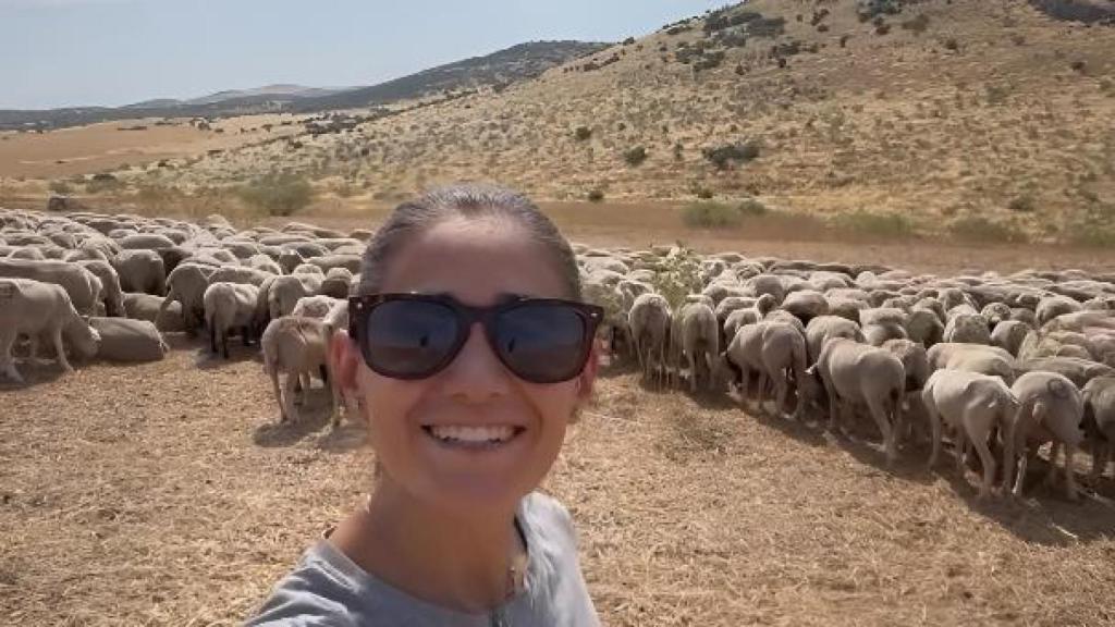 Ana Cristina Díaz junto a sus ovejas.