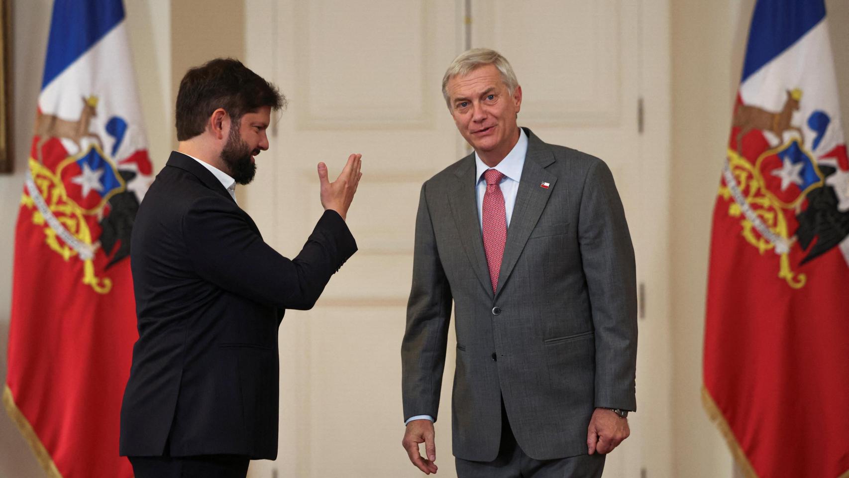 El presidente saliente de Chile, Gabriel Boric, recibe en el Palacio de La Moneda a su sucesor en el cargo, el presidente electo José Antonio Kast.