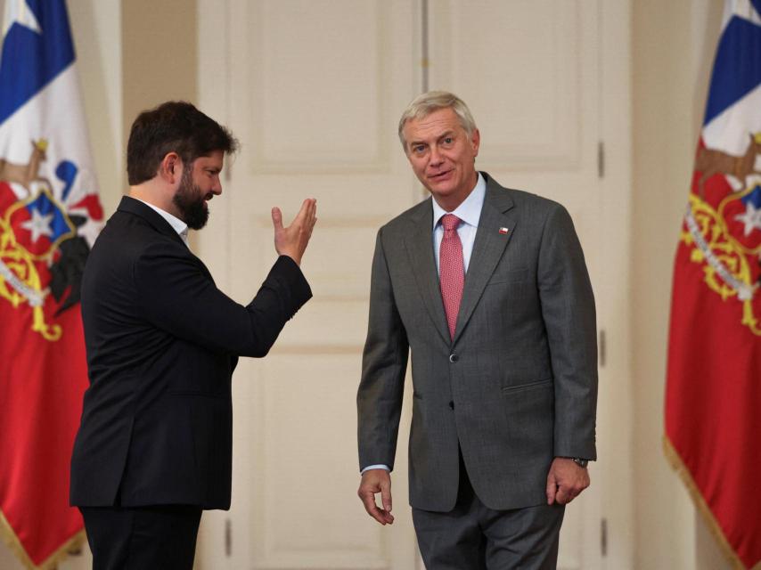 El presidente saliente de Chile, Gabriel Boric, recibe en el Palacio de La Moneda a su sucesor en el cargo, el presidente electo José Antonio Kast.