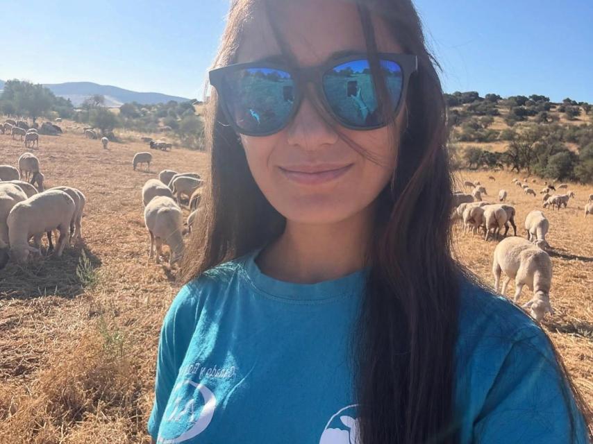 Ana en el campo con sus ovejas.