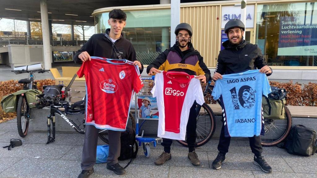 Hugo, Iván e Isma, en el aeropuerto de Eindhoven