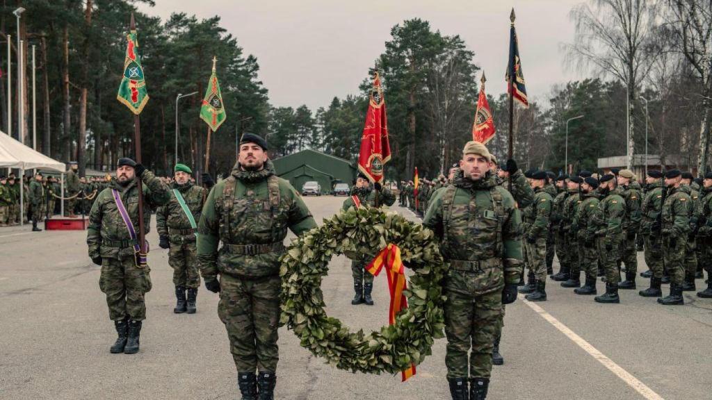 Ceremonia de homenaje a los caídos por España durante el relevo de tropas en Letonia
