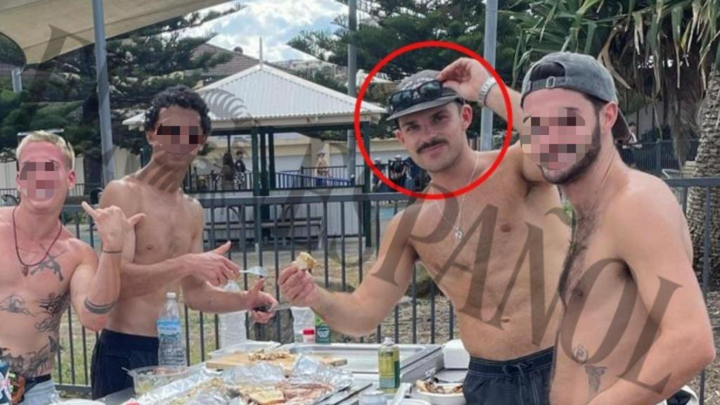 Sergio, con sus gafas de sol sobre la gorra y luciendo bigote (2d), este domingo, celebrando una barbacoa al lado de la comunidad judía que festejaba el Jánuca en Sídney.