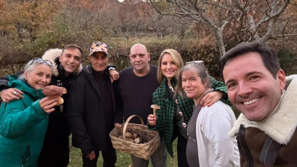 Alba Carrillo en la foto con todos los protagonistas del programa