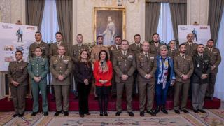 La ministra de Defensa, Margarita Robles, junto a los protagonistas del Calendario 2026 del Ejército de Tierra