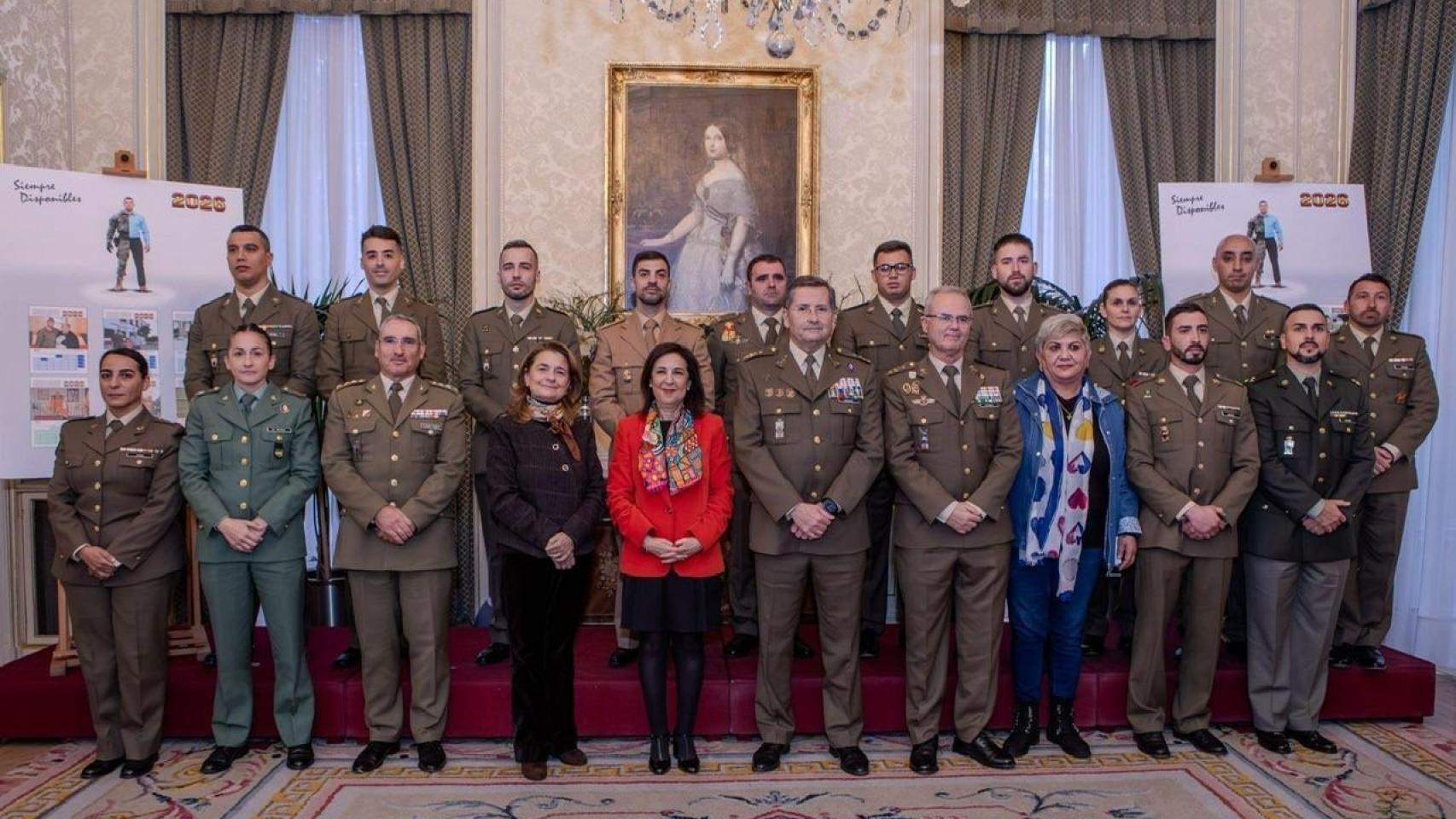 La ministra de Defensa, Margarita Robles, junto a los protagonistas del 'Calendario 2026' del Ejército de Tierra