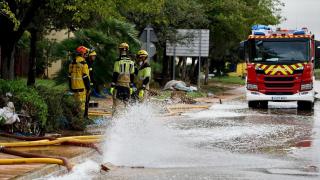 Efectivos de bomberos en labores tras la dana. Eduardo Manzana / EP