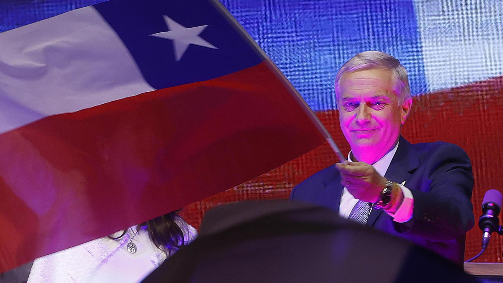 El presidente electo de Chile, el candidato de la derecha José Antonio Kast, agita una bandera de Chile.