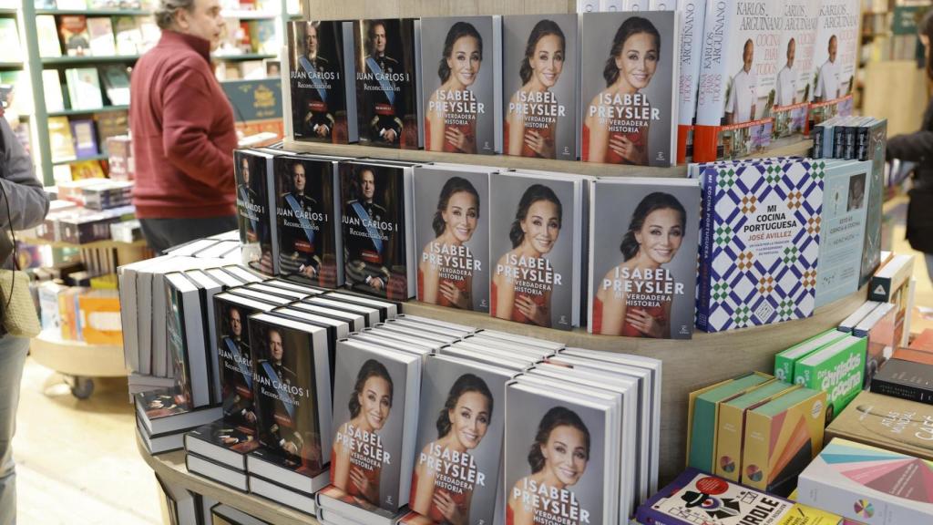 Los libros de Juan Carlos I e Isabel Preysler, juntos en el expositor.
