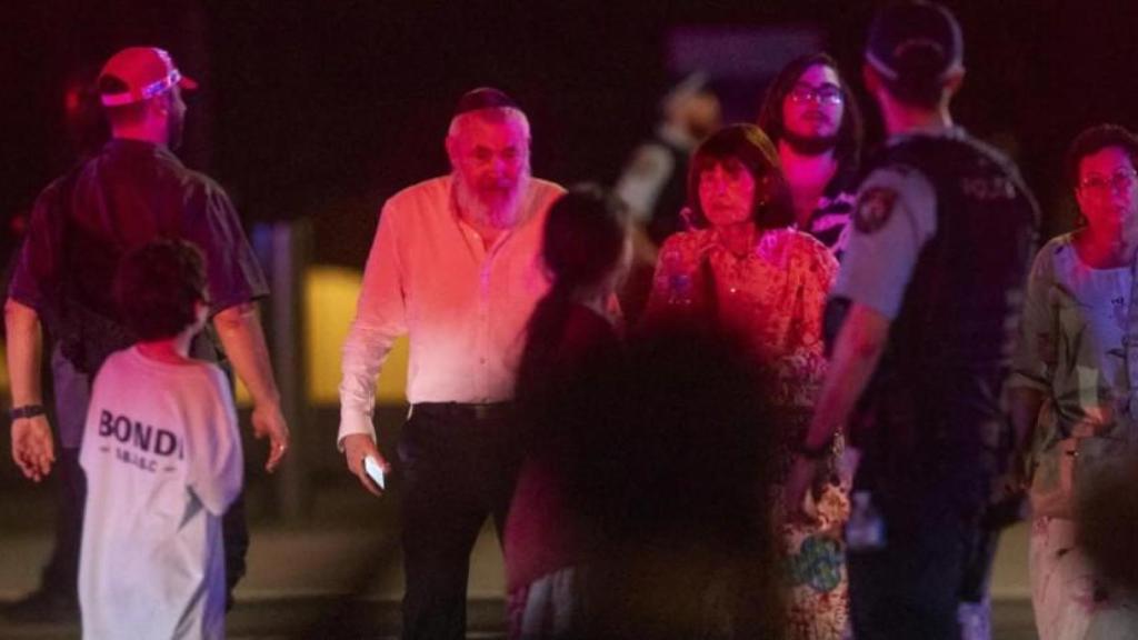 An Australian police officer looks after a group of survivors after the attack.