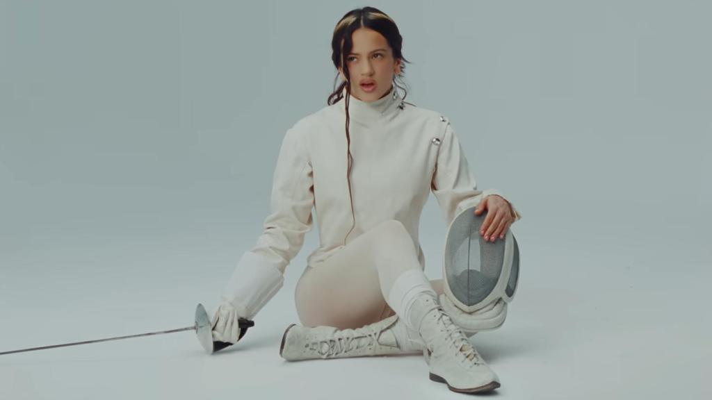 Rosalía, vestida de esgrimista en el videoclip de 'La Perla'