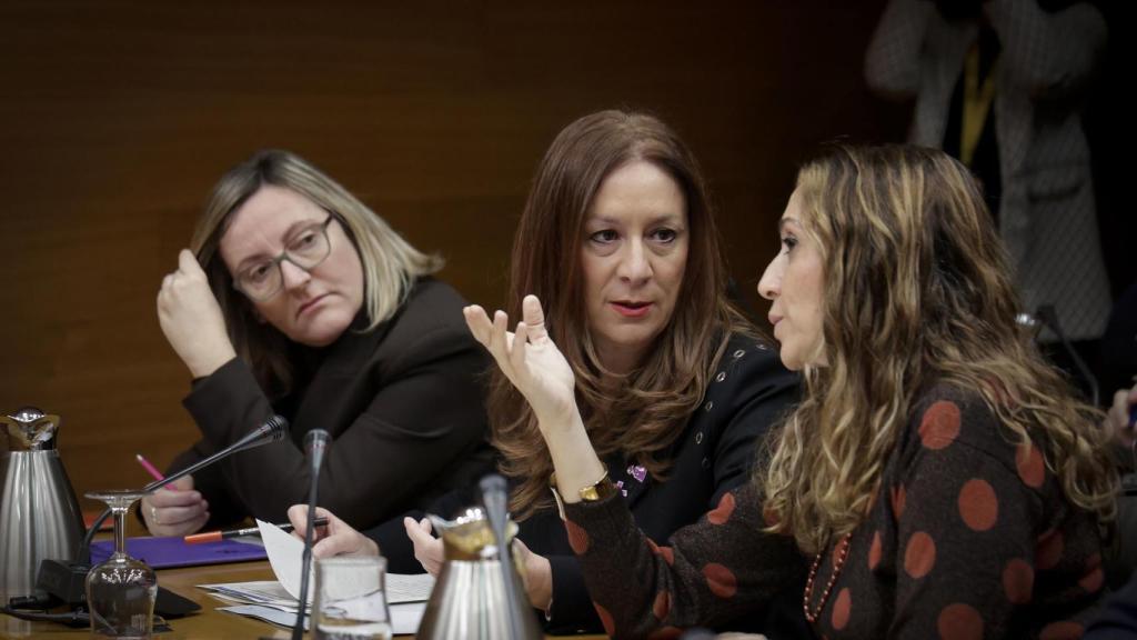 María José Salvador y Alicia Andújar, del PSPV, e Isaura Navarro, de Compromís. José Cuéllar / Corts
