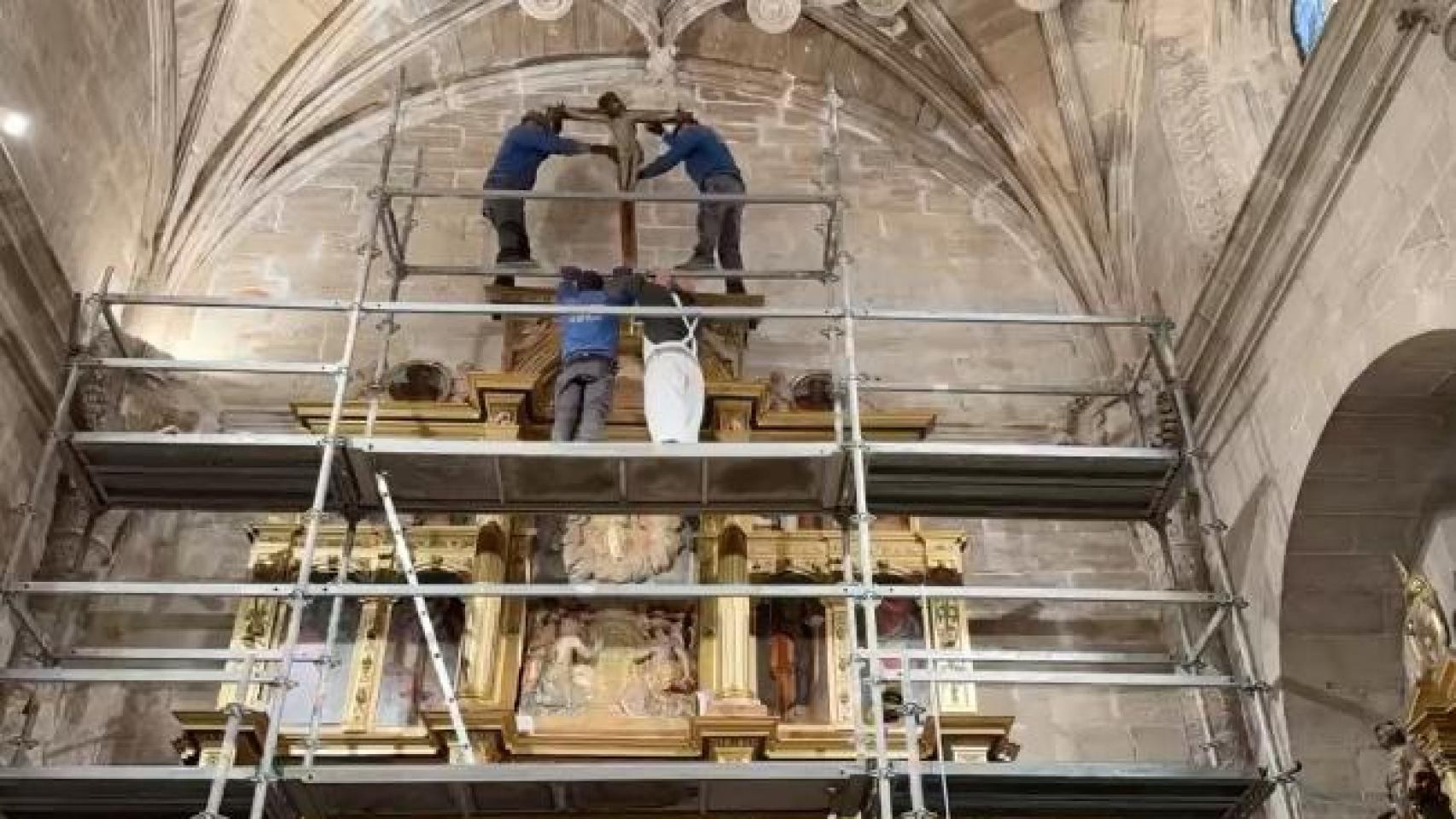 Momento de la restauración del retablo.