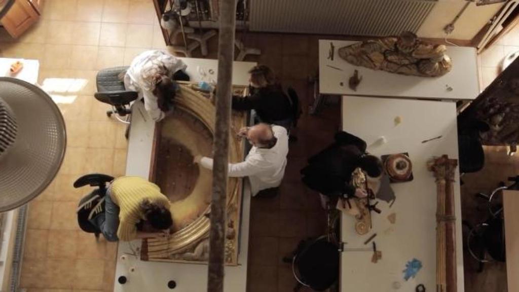 Clip del vídeo en el que la Comunidad de Madrid enseña el trabajo de restauración del retablo mayor.