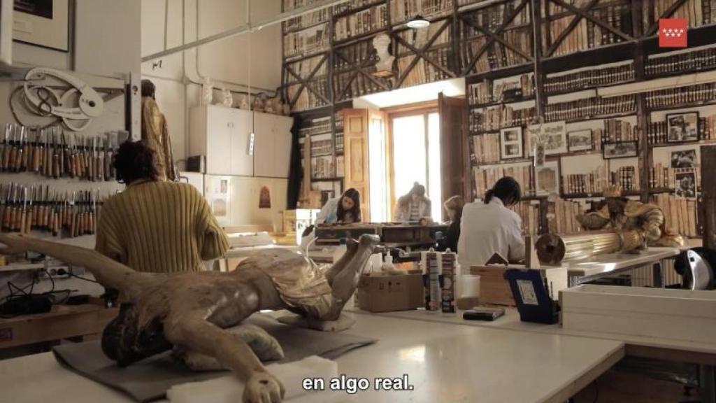 Clip del vídeo en el que la Comunidad de Madrid enseña el trabajo de restauración del retablo mayor.