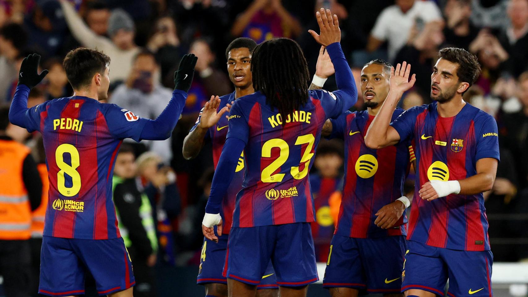 Los jugadores del Barça celebran la victoria contra Osasuna.