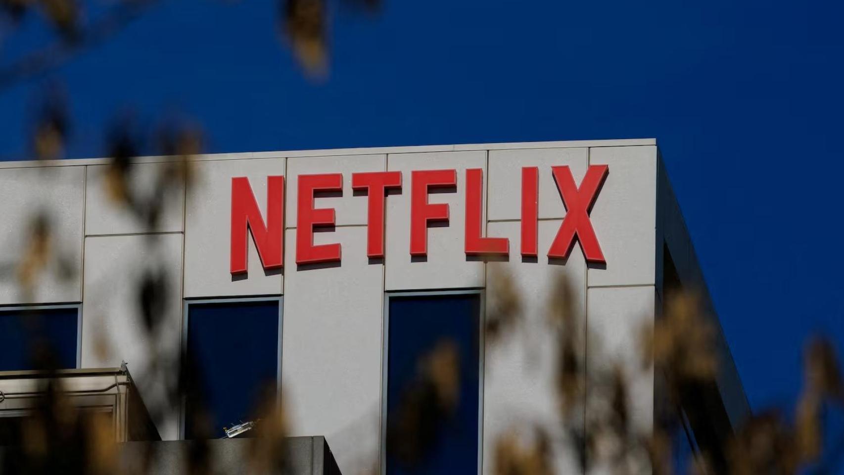 Logo de Netflix en sus oficinas de Los Ángeles, California.