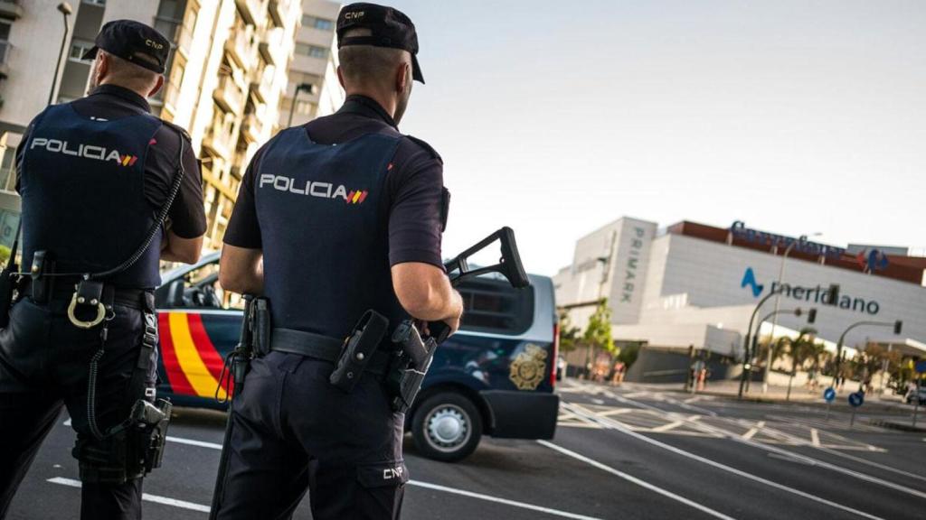 Imagen de archivo de dos policías nacionales en Santa Cruz de Tenerife.
