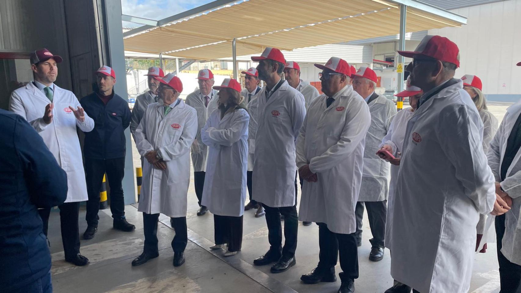 Un momento de la visita del consejero de Agricultura este lunes a Trops.