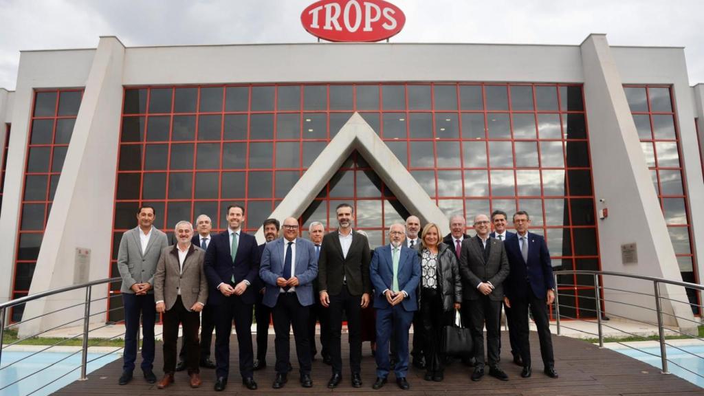 La foto institucional de la visita a Trops.