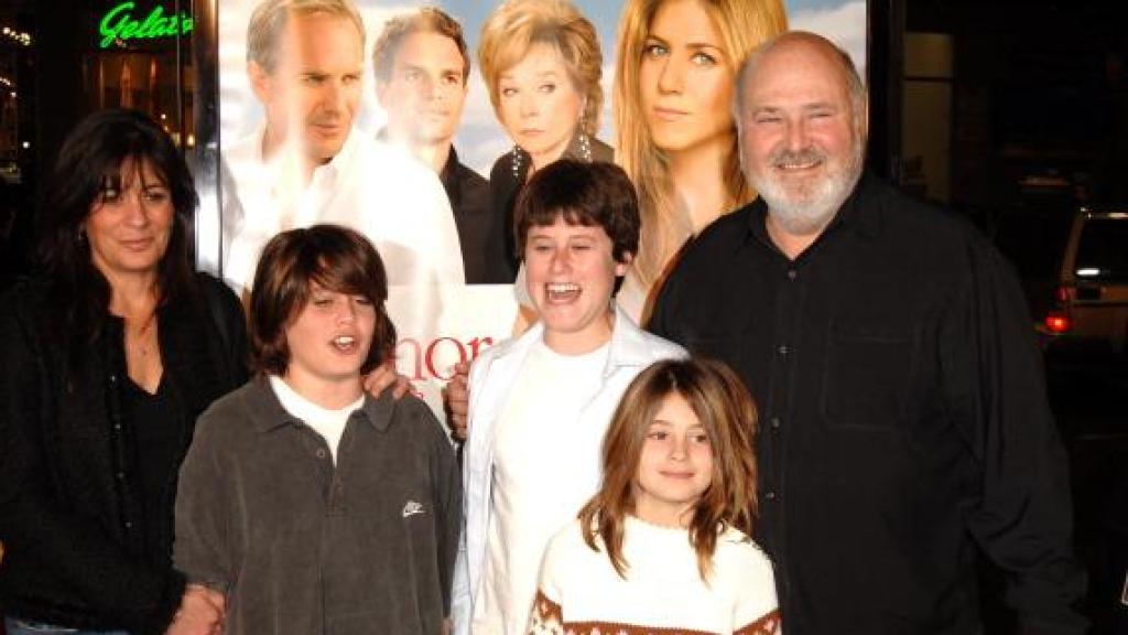 Rob Reiner y Michelle Singer, junto a sus tres hijos, Jake, Nick y Romy.