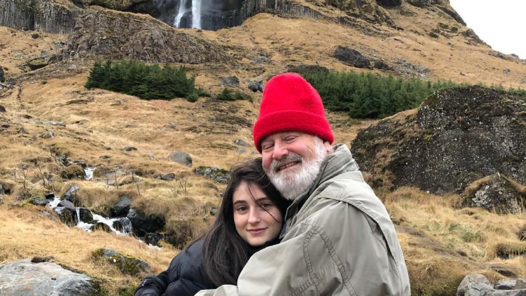 Romy, la hija de Rob Reiner, junto a su padre, en una imagen de sus redes sociales.