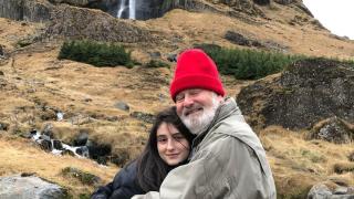 Romy, la hija de Rob Reiner, junto a su padre, en una imagen de sus redes sociales.