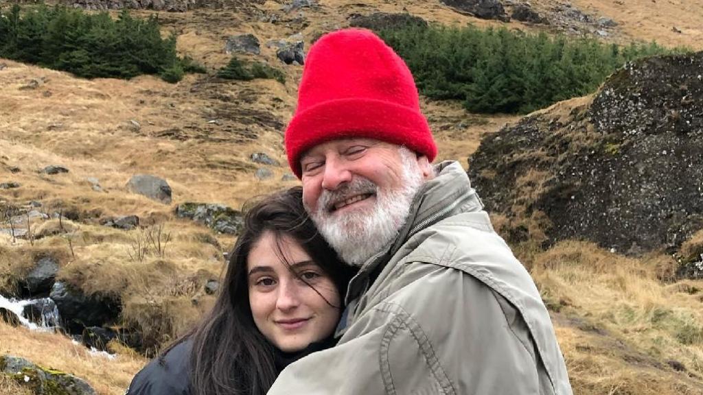 Romy, la hija de Rob Reiner, junto a su padre, en una imagen de sus redes sociales.