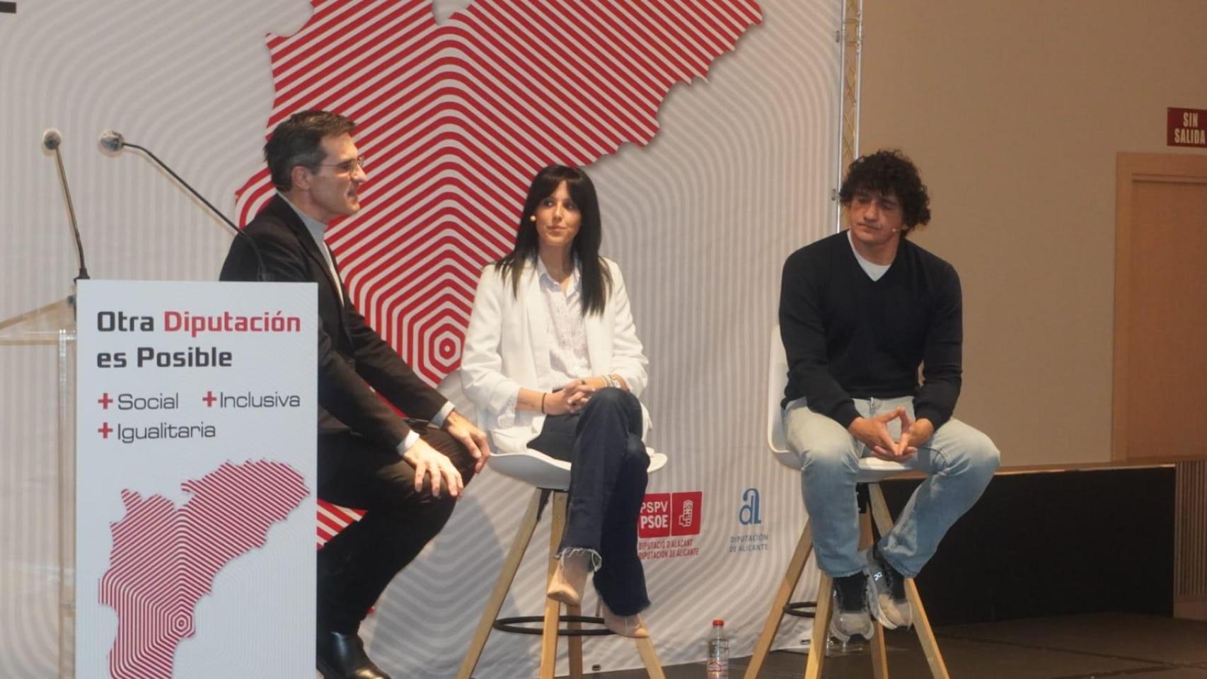 El presentador Luis Larrodera, Tania Lamarca y Jero García.