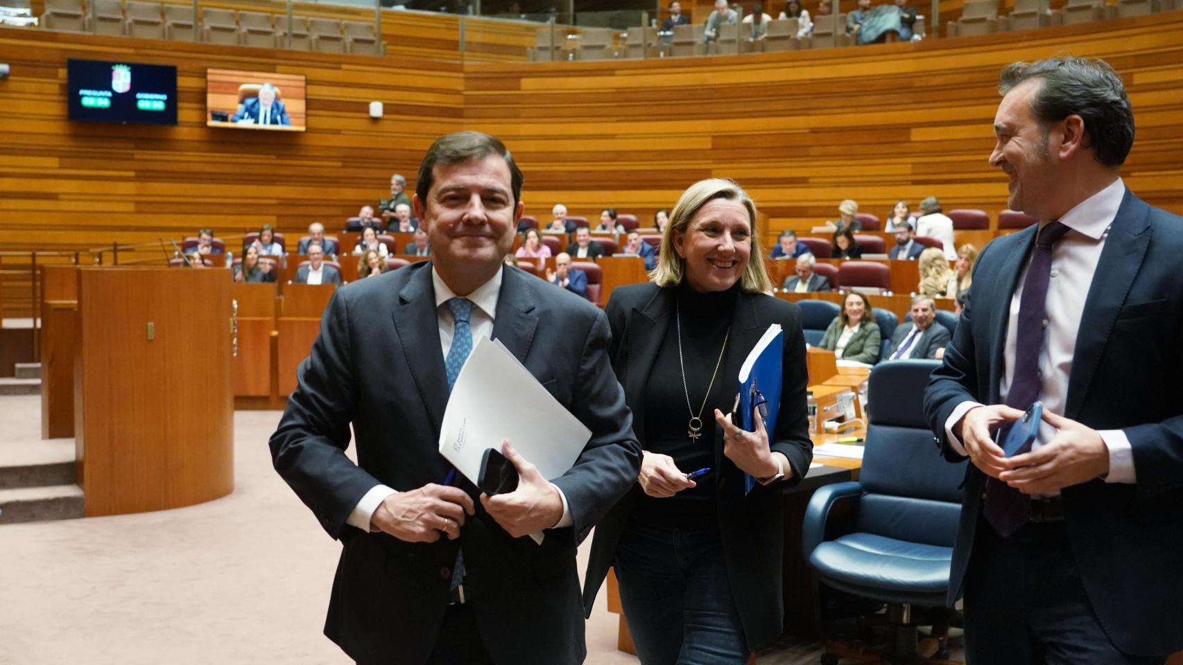 El presidente de la Junta de Castilla y León Alfonso Fernández Mañueco junto a la vicepresidenta Isabel Blanco y el portavoz popular Ricardo Gavilanes en el Pleno de las Cortes