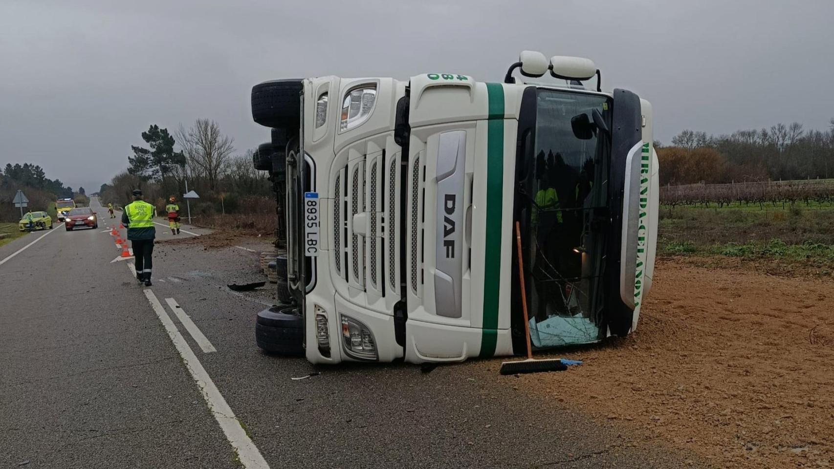 Herido en Verín (Ourense) el conductor de un camión tras chocar con un turismo y volcar