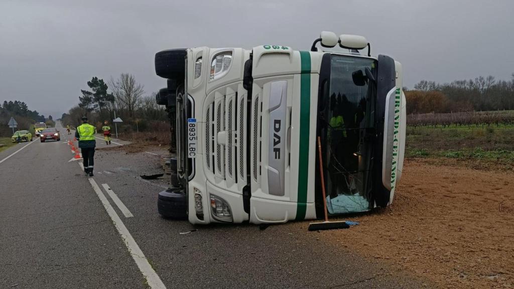 Herido en Verín (Ourense) el conductor de un camión tras chocar con un turismo y volcar