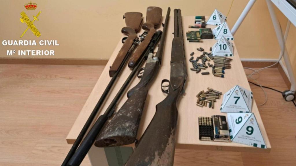 Incautan varias armas en el domicilio del detenido por el atraco en una gasolinera de Tui (Pontevedra)