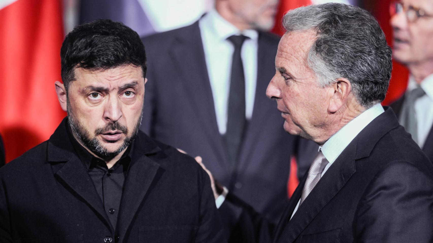 El presidente ucraniano, Volodímir Zelenski, conversa con el enviado especial de Trump, Steve Witkoff, antes de la cumbre con los líderes europeos en Berlín.