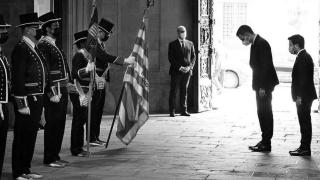 Pedro Sánchez se inclina frente a la bandera autonómica catalana.