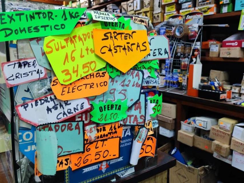 Etiquetas con precios y nombres de artículos menos habituales en la ferretería.