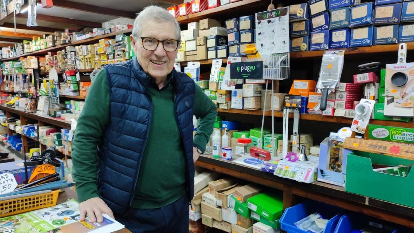 Manuel Mosquera en la ferretería 4 Caminos, donde se jubila.