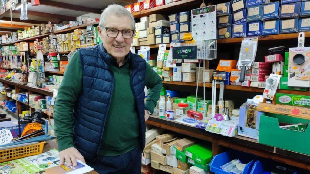 Manuel Mosquera en la ferretería 4 Caminos, donde se jubila.