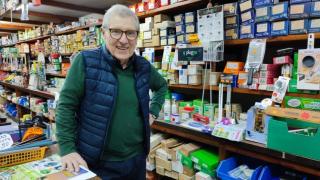 Manuel Mosquera en la ferretería 4 Caminos, donde se jubila.