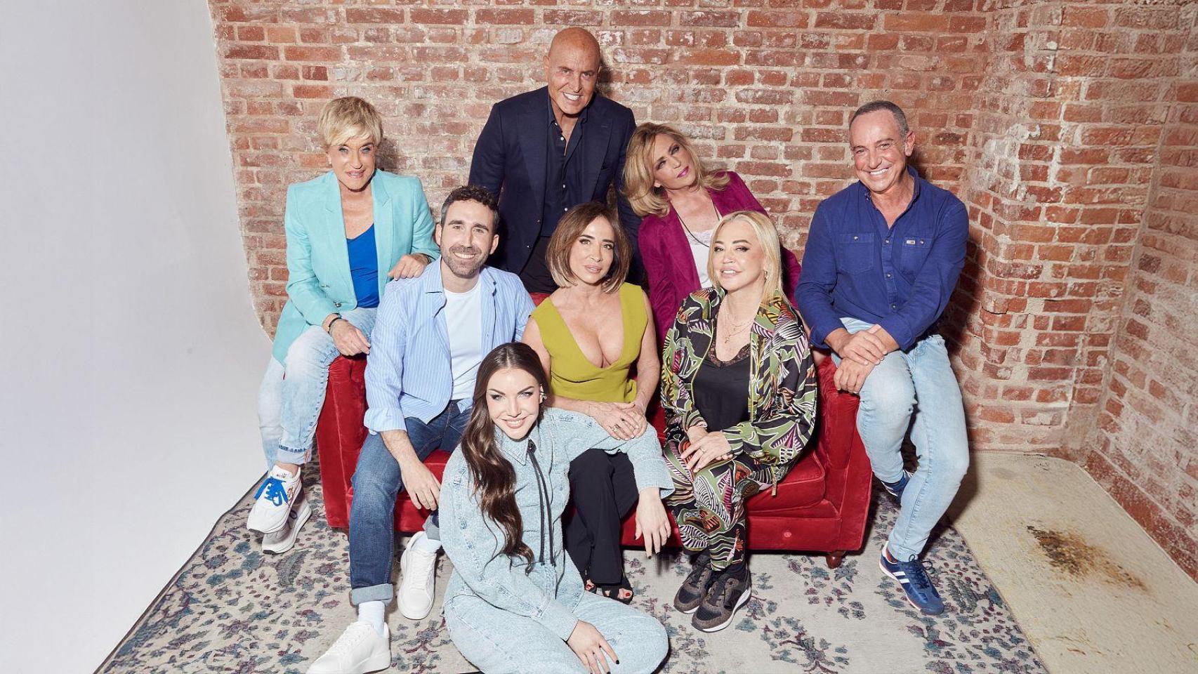 De izquierda a derecha: Chelo García Cortés, Aitor Albizua, Inés Hernand, Kiko Matamoros, María Patiño, Lydia Lozano, Belén Esteban y Víctor Sandoval.