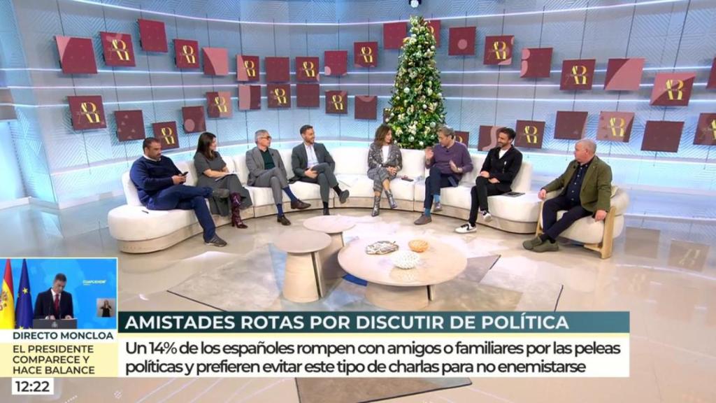 Ana Rosa y Máximo Huerta, en el centro del sofá, han tenido un pequeño rifirrafe este lunes.