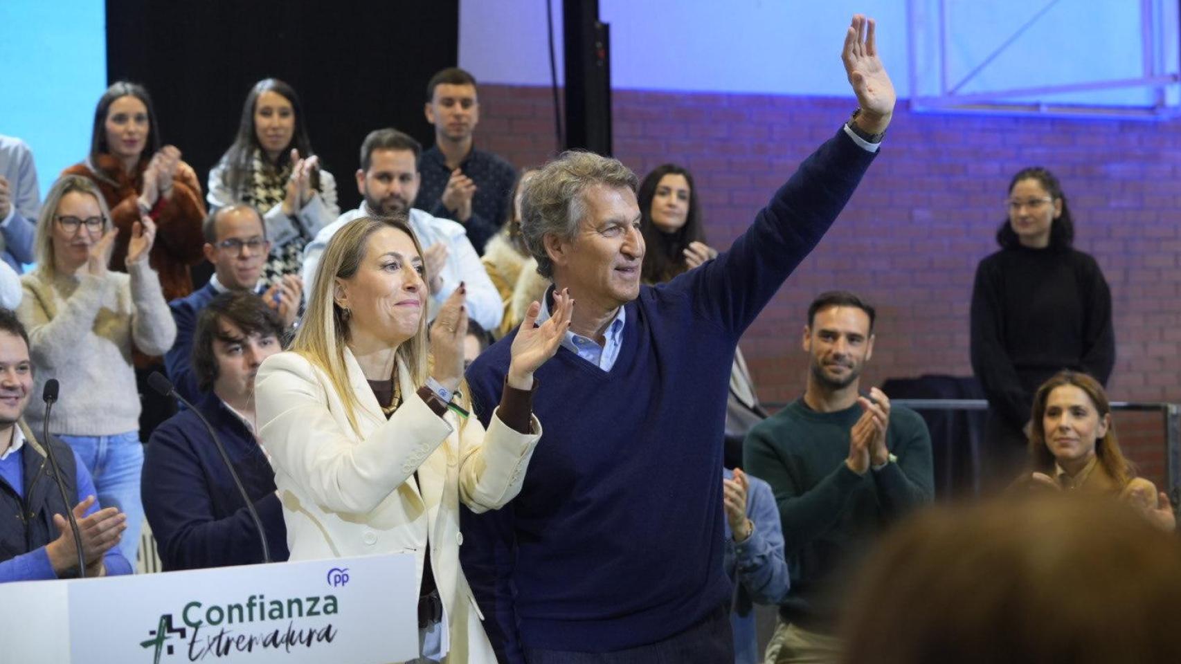 El presidente del PP, Alberto Núñez Feijóo, y la de Extremadura, María Guardiola, en Navalmoral de la Mata (Cáceres).