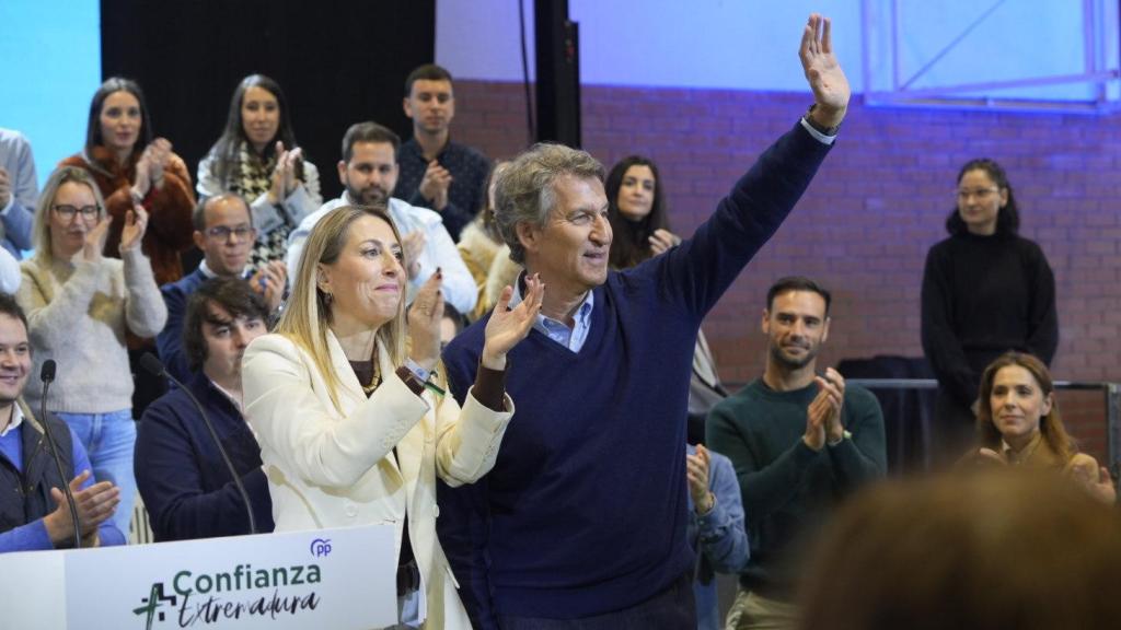 El presidente del PP, Alberto Núñez Feijóo, y la de Extremadura, María Guardiola, en Navalmoral de la Mata (Cáceres).
